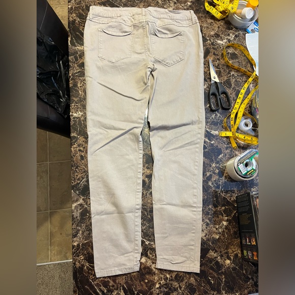 Brody Jeans. Women’s khaki pants. - Picture 6 of 6